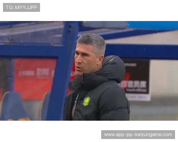 北京国安恩科洛洛抢点甩头,皮球擦着立柱飞出