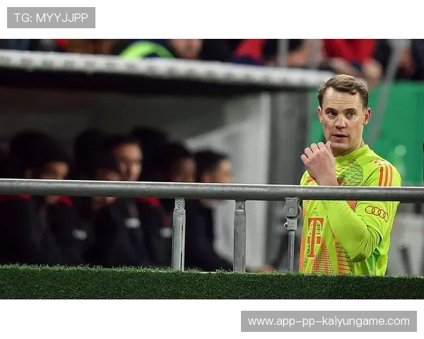 诺伊尔禁区外头球冲顶解围，拜仁防线再次上演“清道夫”神迹